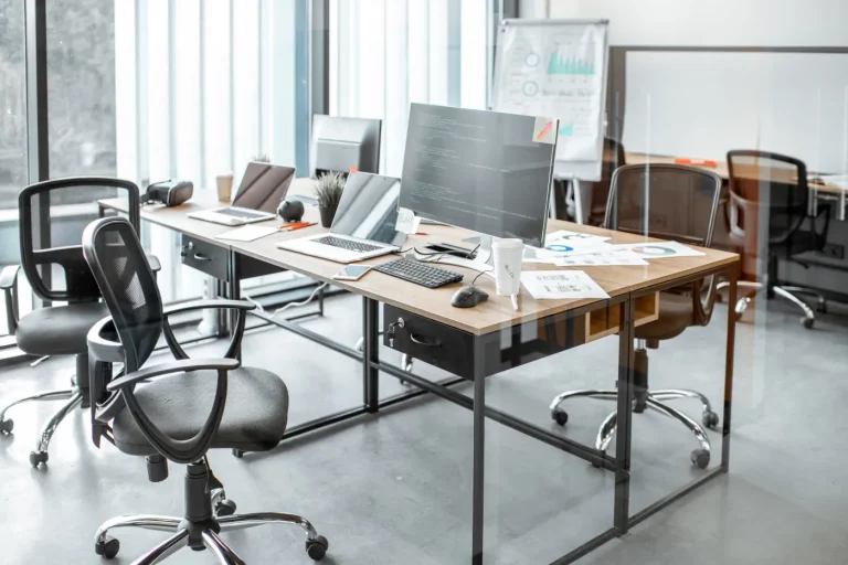 Modern eingerichtetes Büro mit Monitoren und Laptops – nach erfolgreicher Büromöbel Montage Hamburg