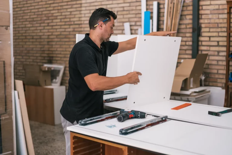 Büromöbel Montage Hamburg beim Aufbau eines Schranks mit Akkuschrauber