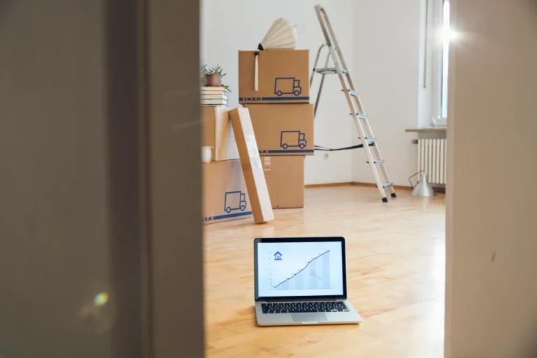 Eine Laptop steht in mitten eines Raumes der gesiedelt wird im Zuge eines Firmenumzugs