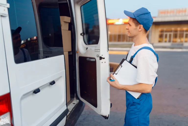 Warentransport Hamburg mit Fahrer beim Kontrollieren der Lieferung vor Abfahrt