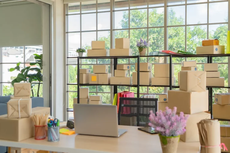 Eine Laptop steht auf einem Bürotisch der gesiedelt wird im Zuge eines Firmenumzugs