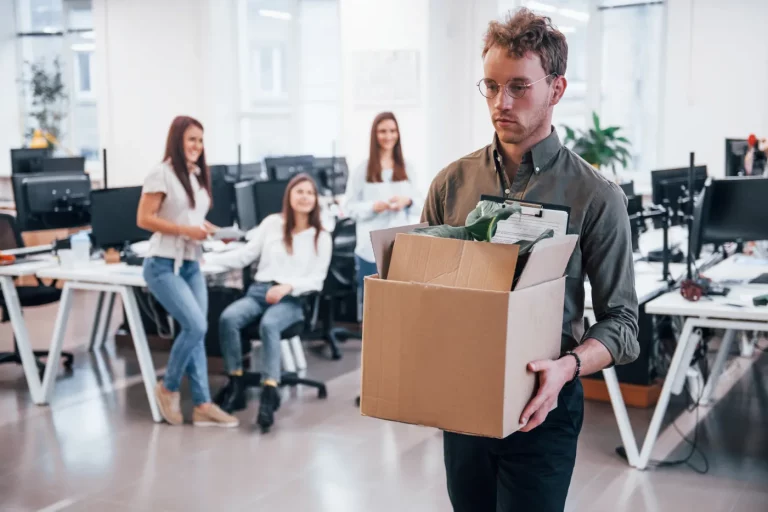 Ein Mitarbeiter der seine Arbeitsutensilien trägt. Ein Beispiel für Vorteile Büroumzug Hamburg