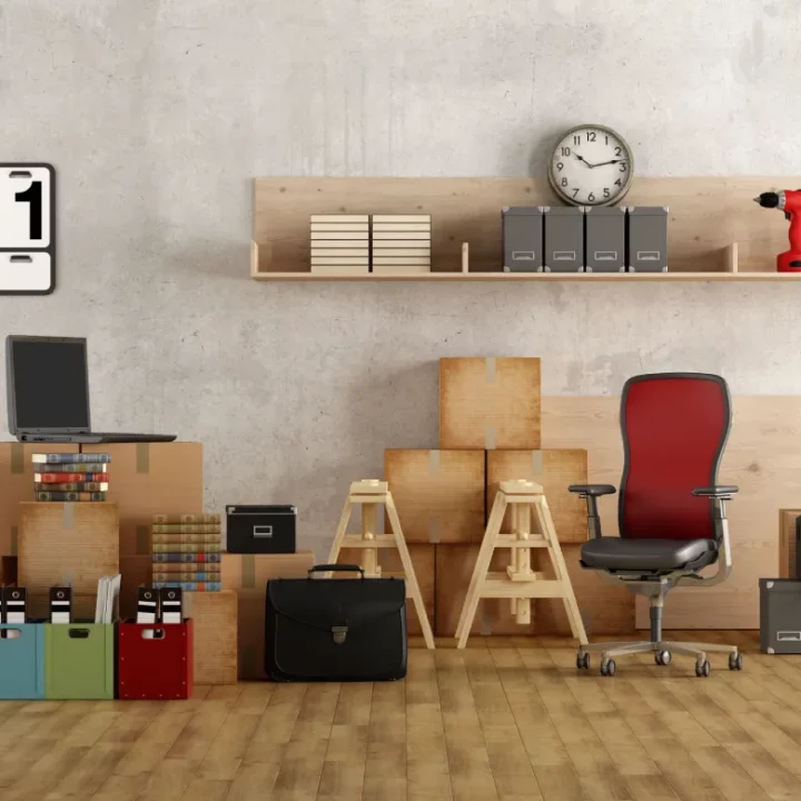 Büro mit Kartons, Laptop und leerem Stuhl – typischer Fall fürs Büro entrümpeln Hamburg