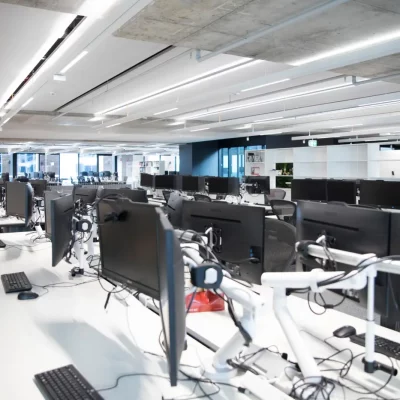 Büromöbel Montage Hamburg: Großraumbüro mit montierten Monitorarmen und Arbeitsplätzen.