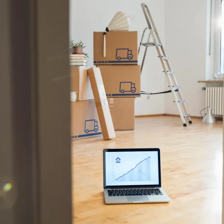 Eine Laptop steht in mitten eines Raumes der gesiedelt wird im Zuge eines Firmenumzugs