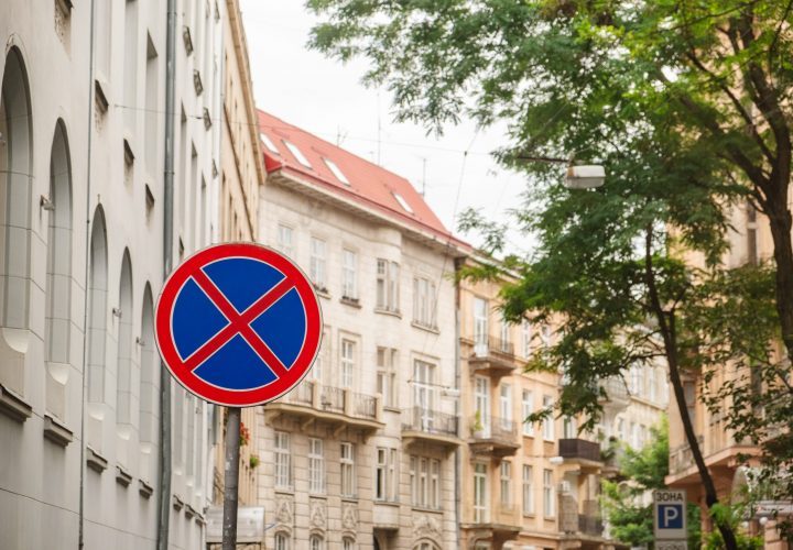 Halteverbotszone_für_den_Umzug_in_Glinde Verkehrszeichen für eine Halteverbotszone vor Altbauten für den Umzug in Glinde