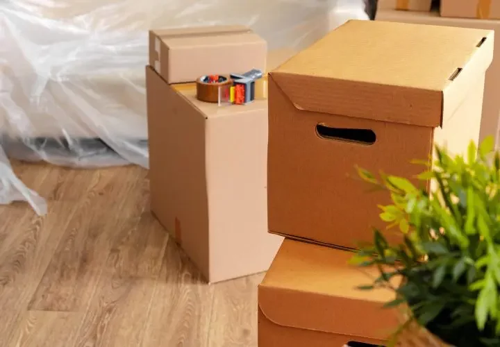 Umzugkartons_mit_Klebenband Gestapelte Umzugskartons in einer Wohnung während eines Umzug Itzehoe