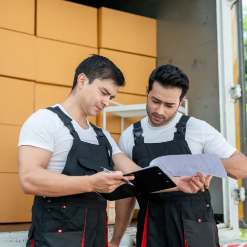 Warentransport Hamburg mit Team bei der Übergabe und Dokumentation der Waren
