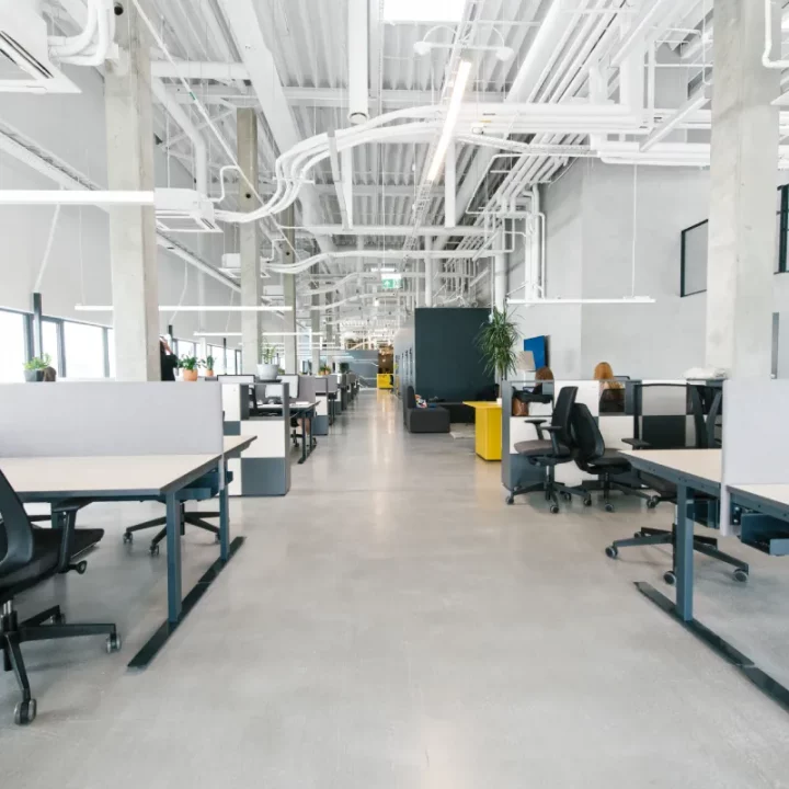 Modernes aufgeräumtes Büro als Beispiel für einen perfekten Büroumzug in Hamburg