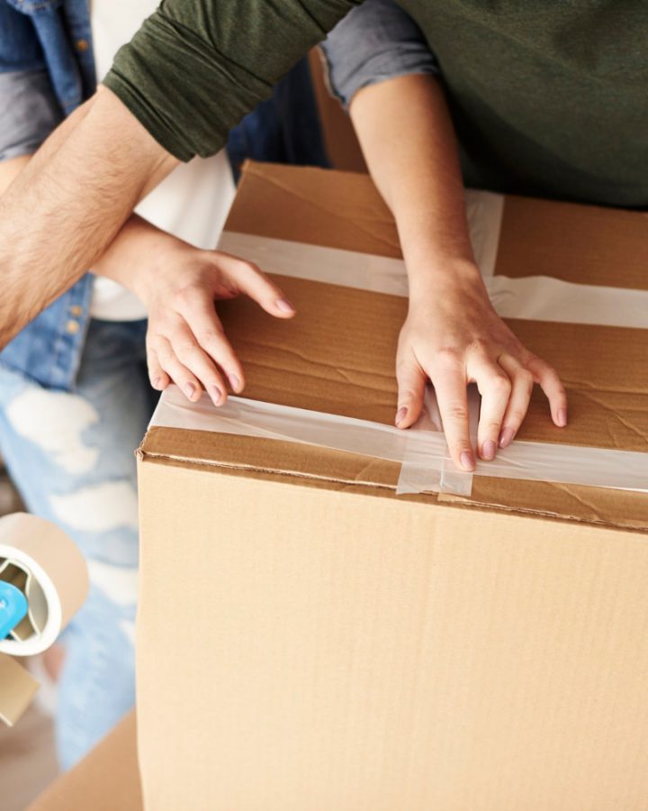 young-couple-unpacking-moving-boxes-new-flat Ein und auspackenservice in Hamburg